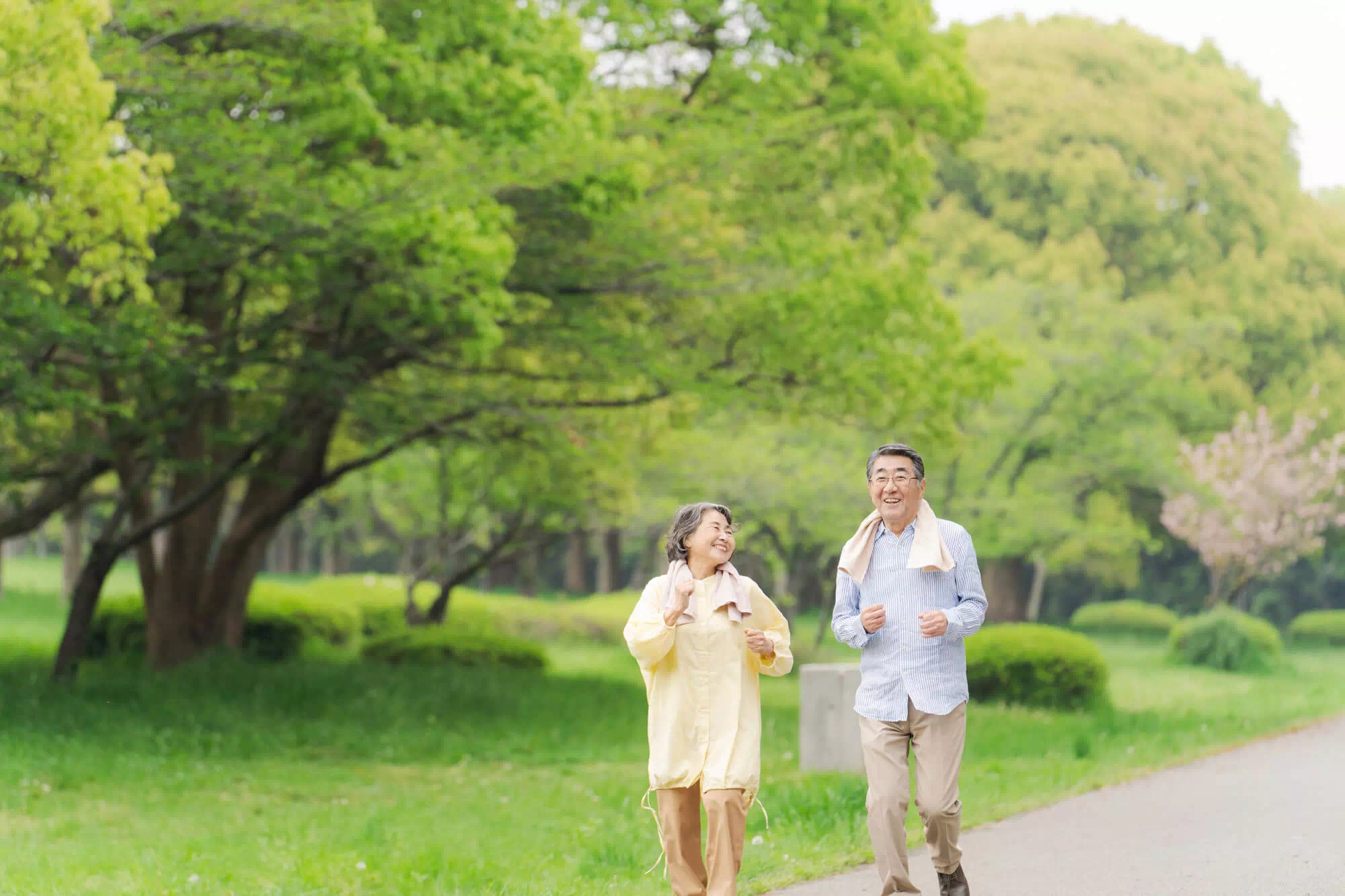 ランニングする夫婦